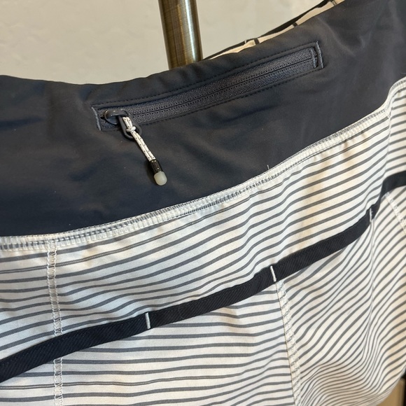 Lululemon Speed Short | Size 4 | Grey/Cream | 2.5” Inseam | GREAT Condition - Picture 4 of 7